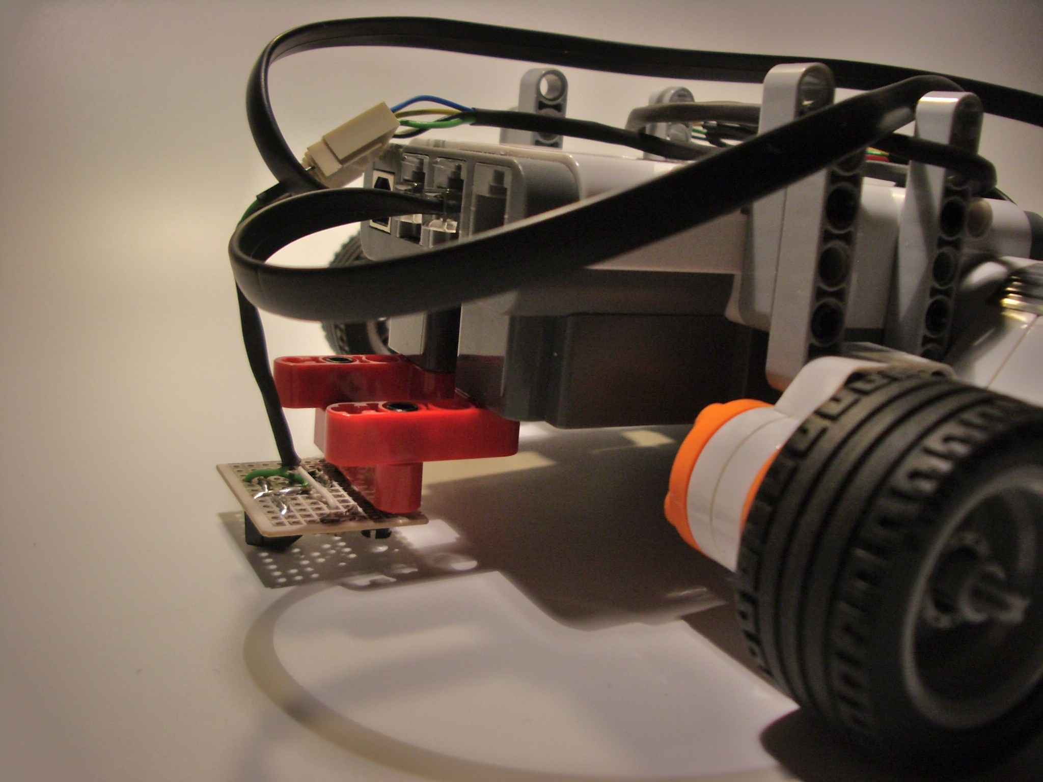 Diseño de un siguelineas y final de carrera IR para LEGO Mindstorm NXT